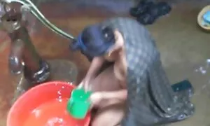 Penjual seks perempuan melayu itu menjual dan dia