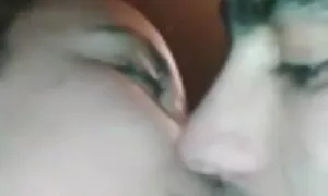 Tekanan dada seks syakila dan mengatur pussy