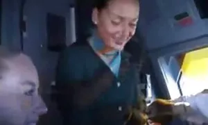 Dia memecahkan anak tercinta video lucah ghairah dan tarik dia kembali.