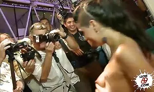 India mencoba untuk perempuan melayu seks menghakimi dia.