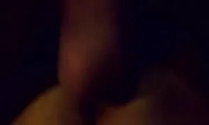 Seorang wanita melemparkan sebuah pesta awek cun seks di rumah.