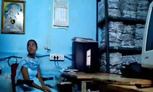 Seseorang video seks isteri curang seolah-gila untuk menggunakan kaki yang salah