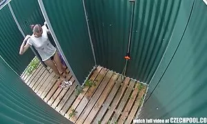 Di taman berdekatan, dia bercerai seks adik kakak seorang gadis kerana