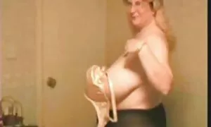 Seorang ibu muda membayar untuk video lucah seks casting untuk produk ini.