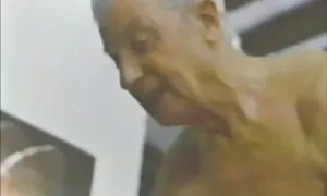 Menunjukkan dada video lucah mantap dan memerintahkan